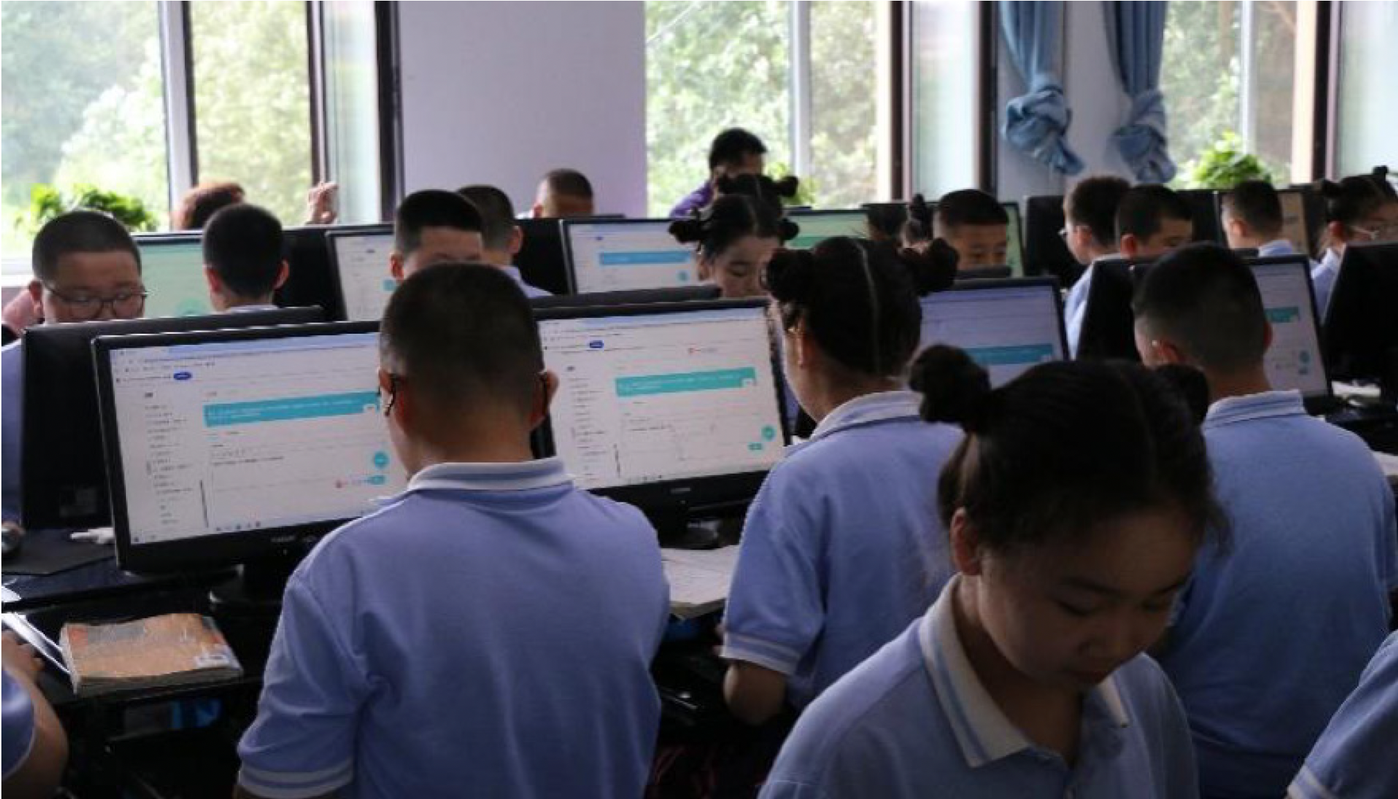 学生在机房使用平台开展整本书深度阅读