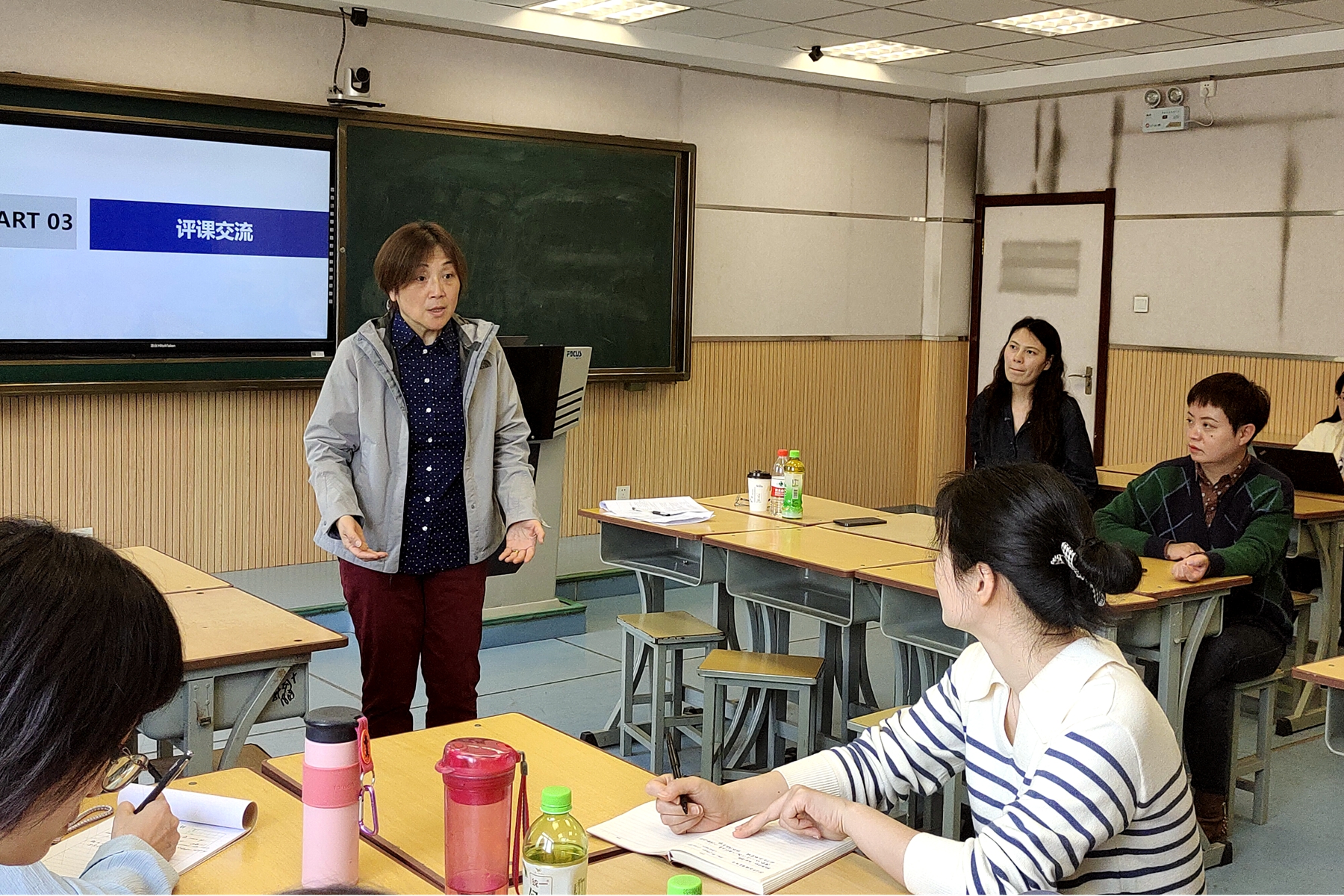 图17 刘洁新老师在初中英语教研活动中点评指导.jpg