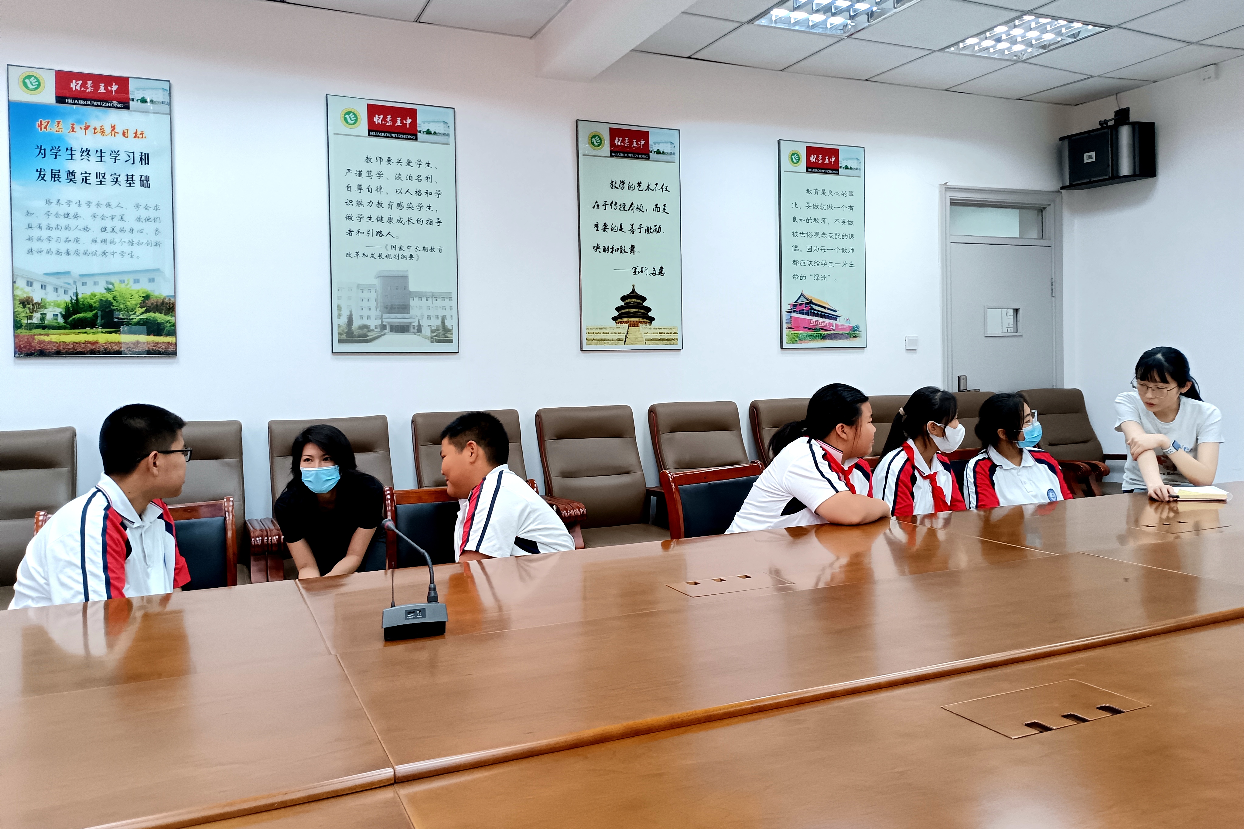 图6 开放辅导市级协调小组周子彦王婕了解学生情况.jpg