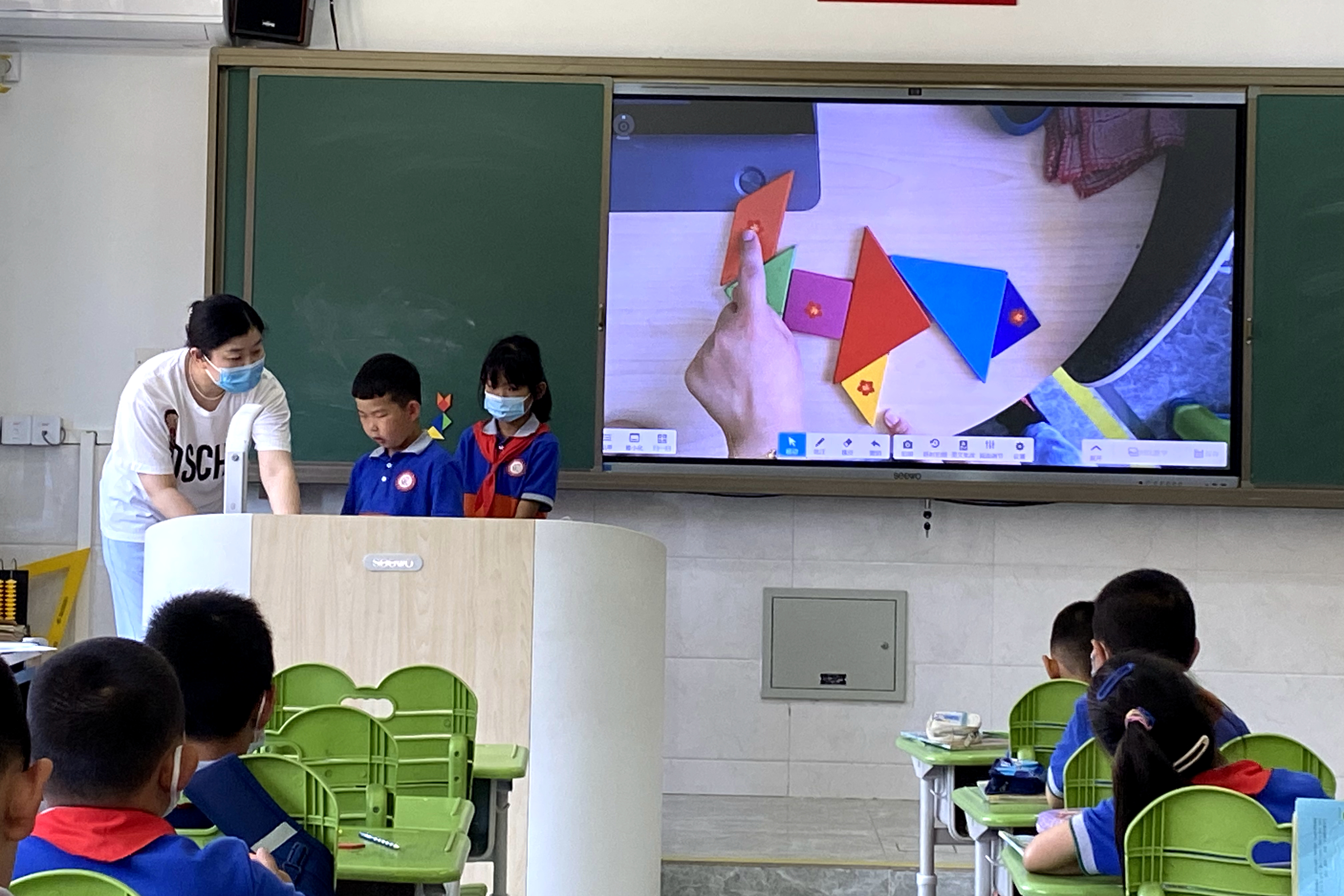 图1 小学数学教师董阳执教现场.jpg