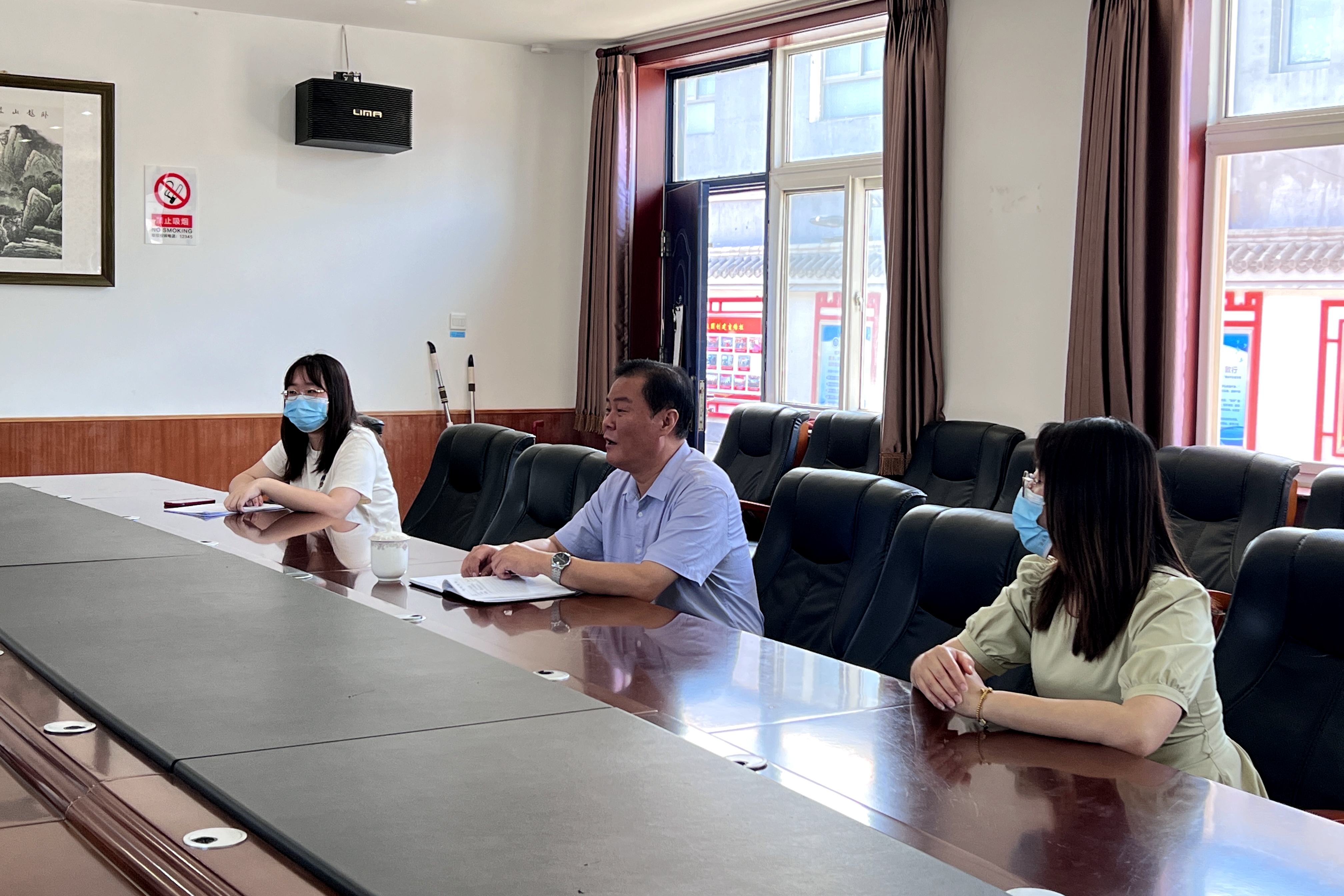 图1 渤海中学校长于中成介绍学校情况.jpg