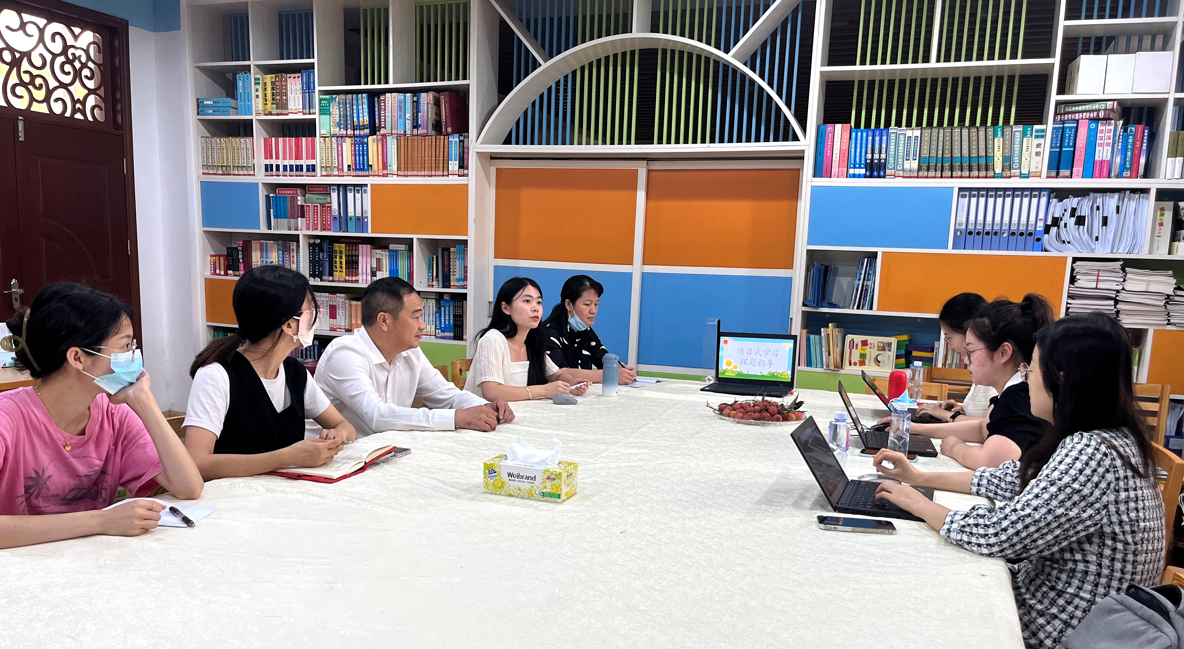 图3 张燕玲老师介绍数学教学案例集.jpg