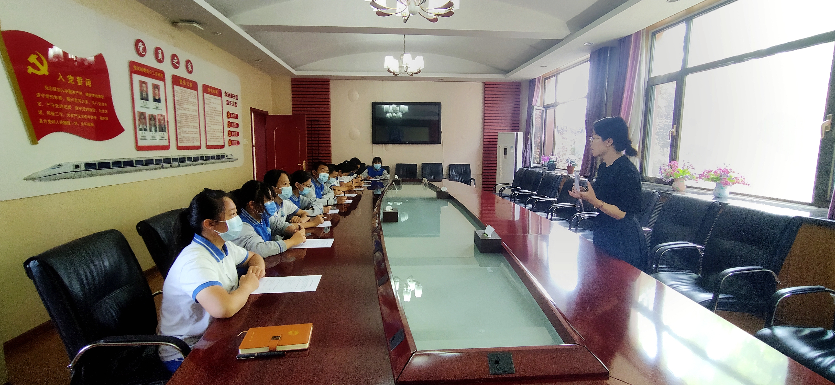 图3 项目组艾瑾向学生介绍交流活动背景.jpg