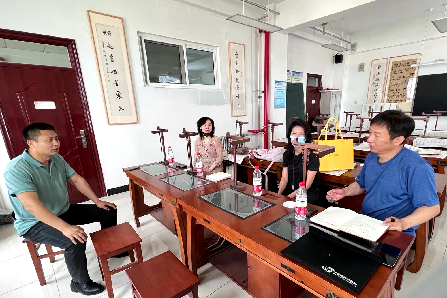 图3 怀柔区第二中学主任张来福与项目组交流.jpg