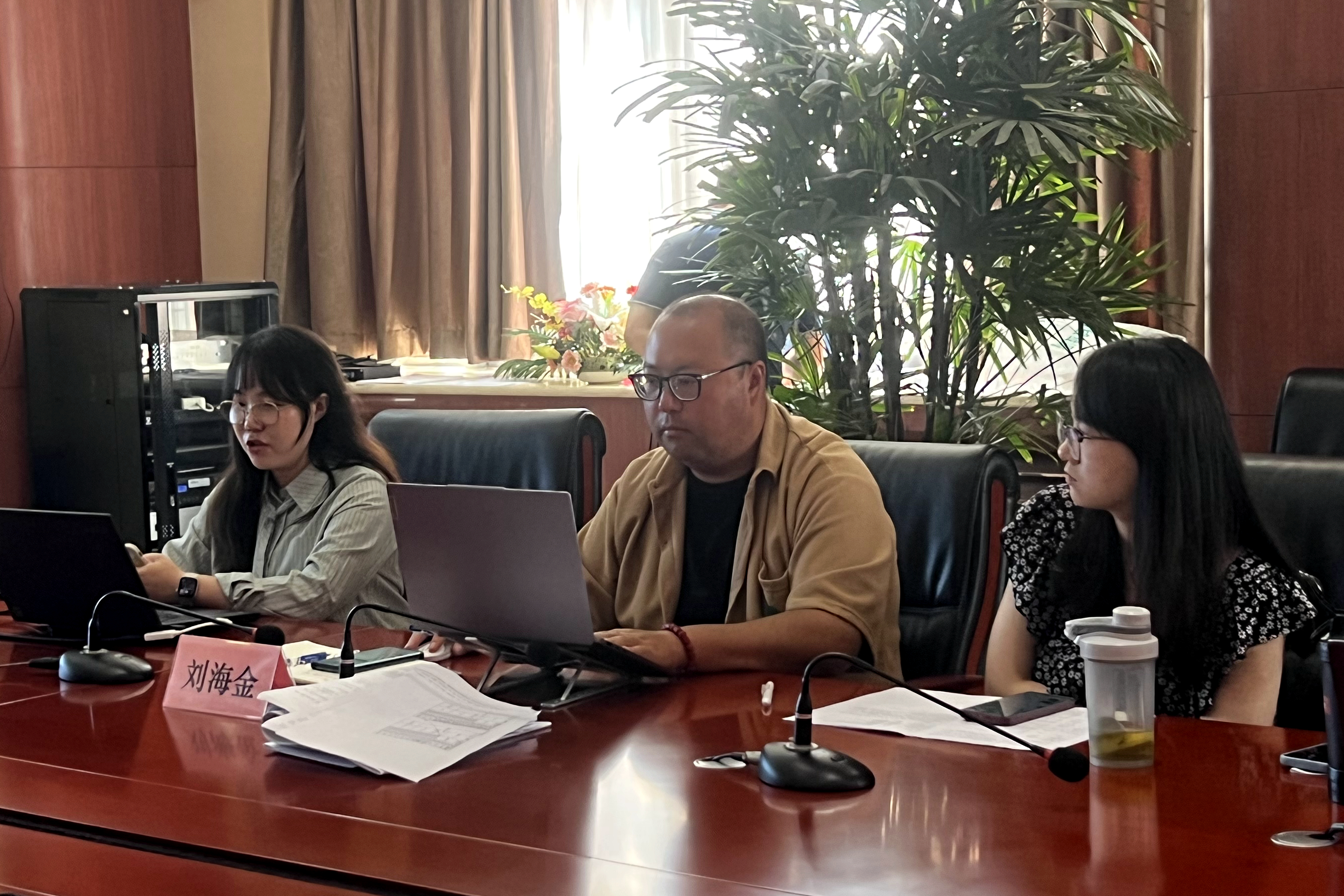 图1 二附中刘海金老师做会议主持介绍项目.jpg