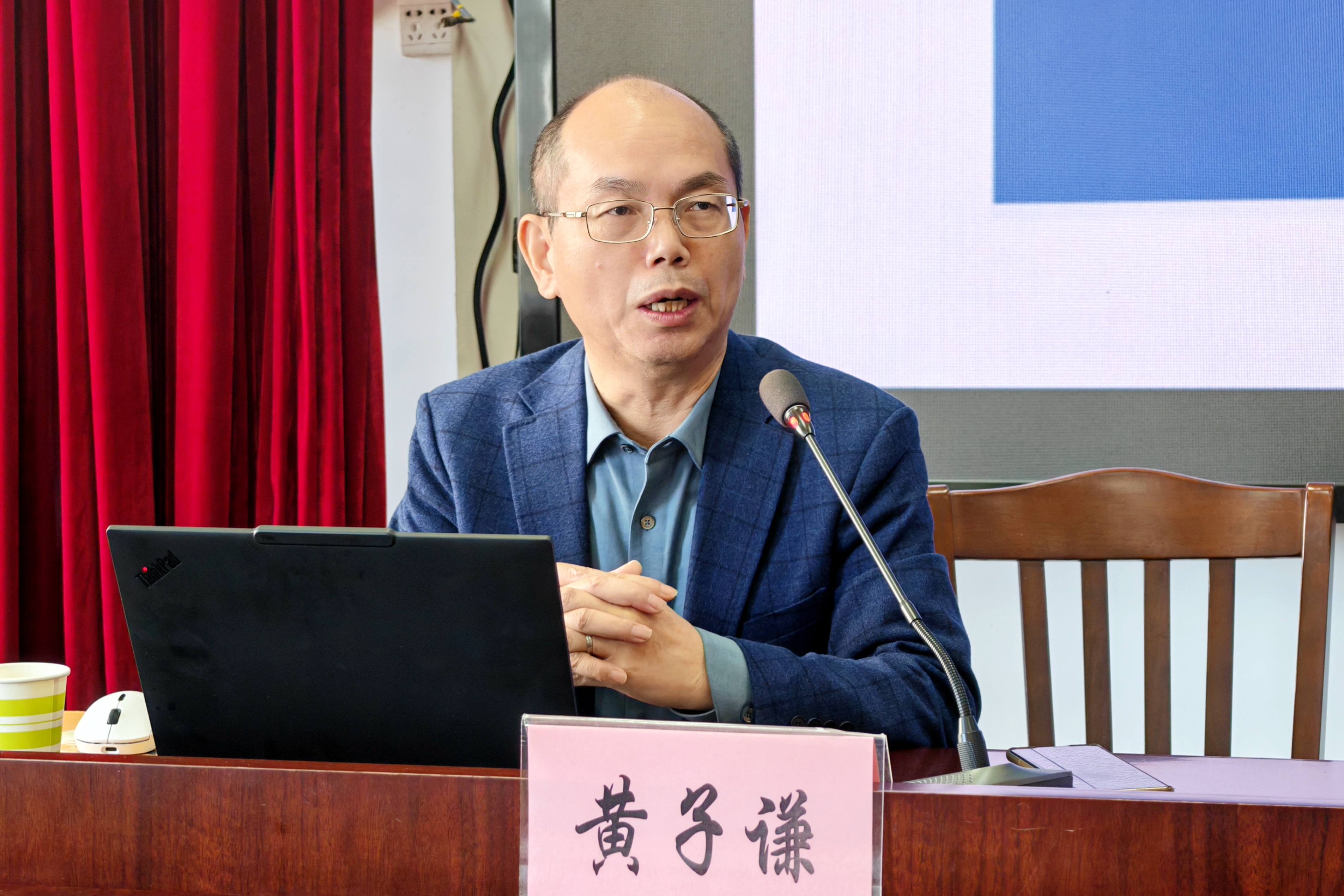 8 黄子谦作专题讲座.jpg