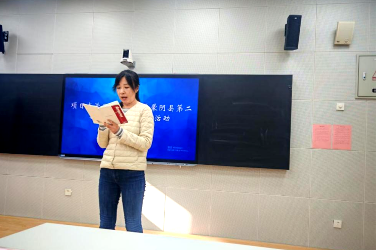 图 4崔京菁专家对教师项目教学实施进行点评指导.png