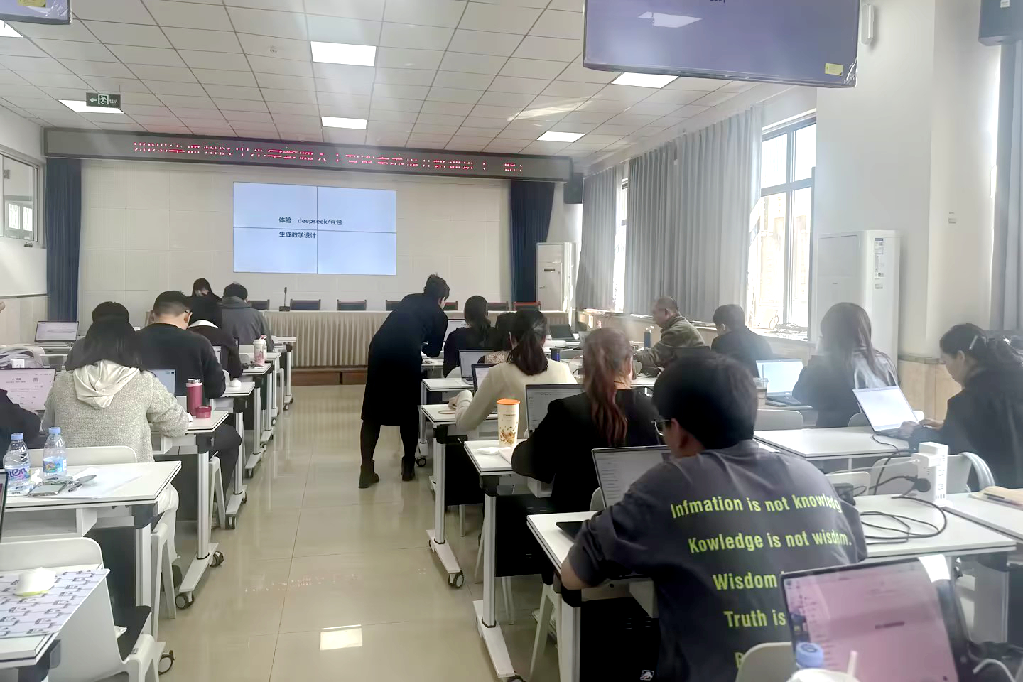 图4 老师积极体验AI工具.jpg