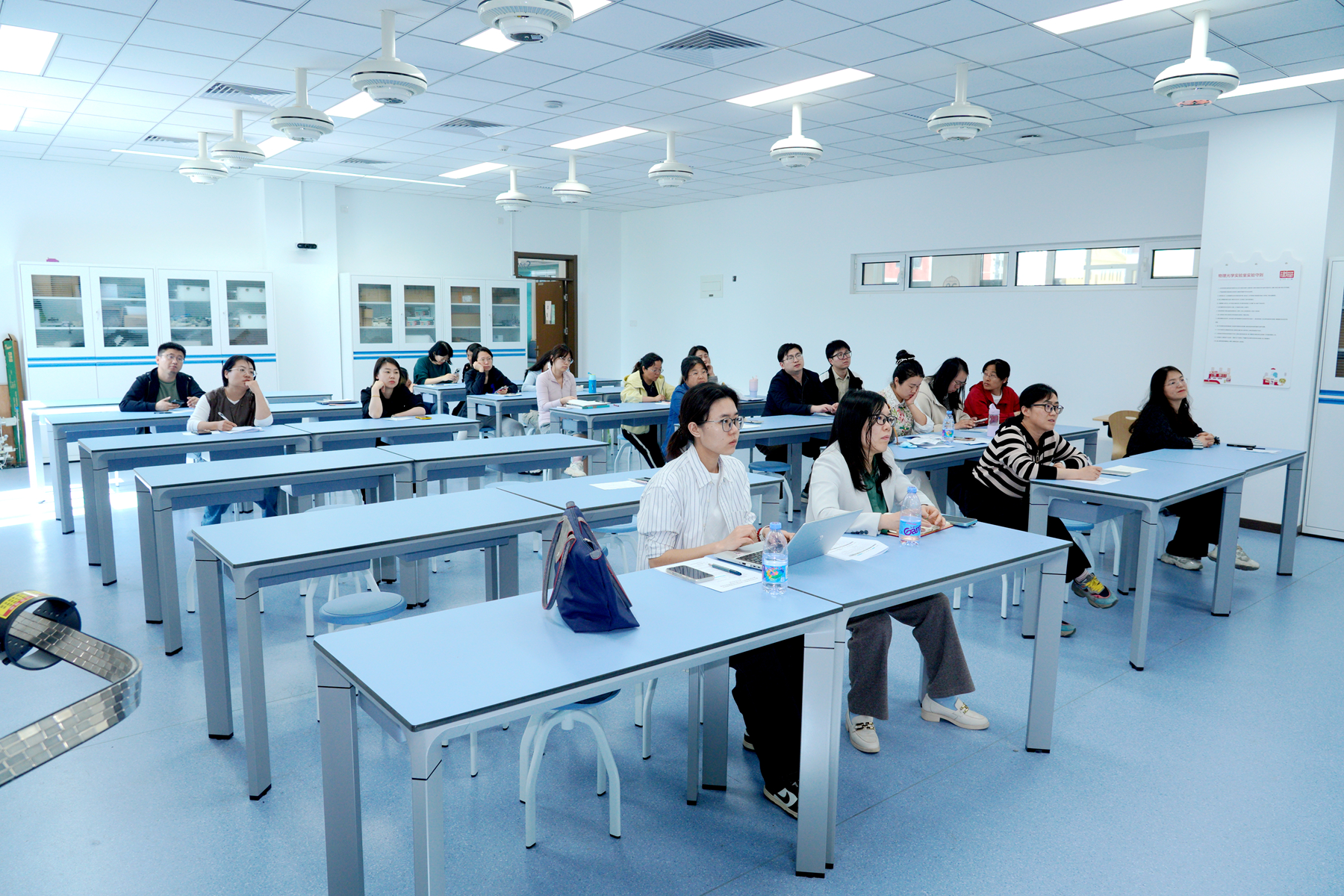 图17 陈玲副教授点评分会场二说课活动.JPG