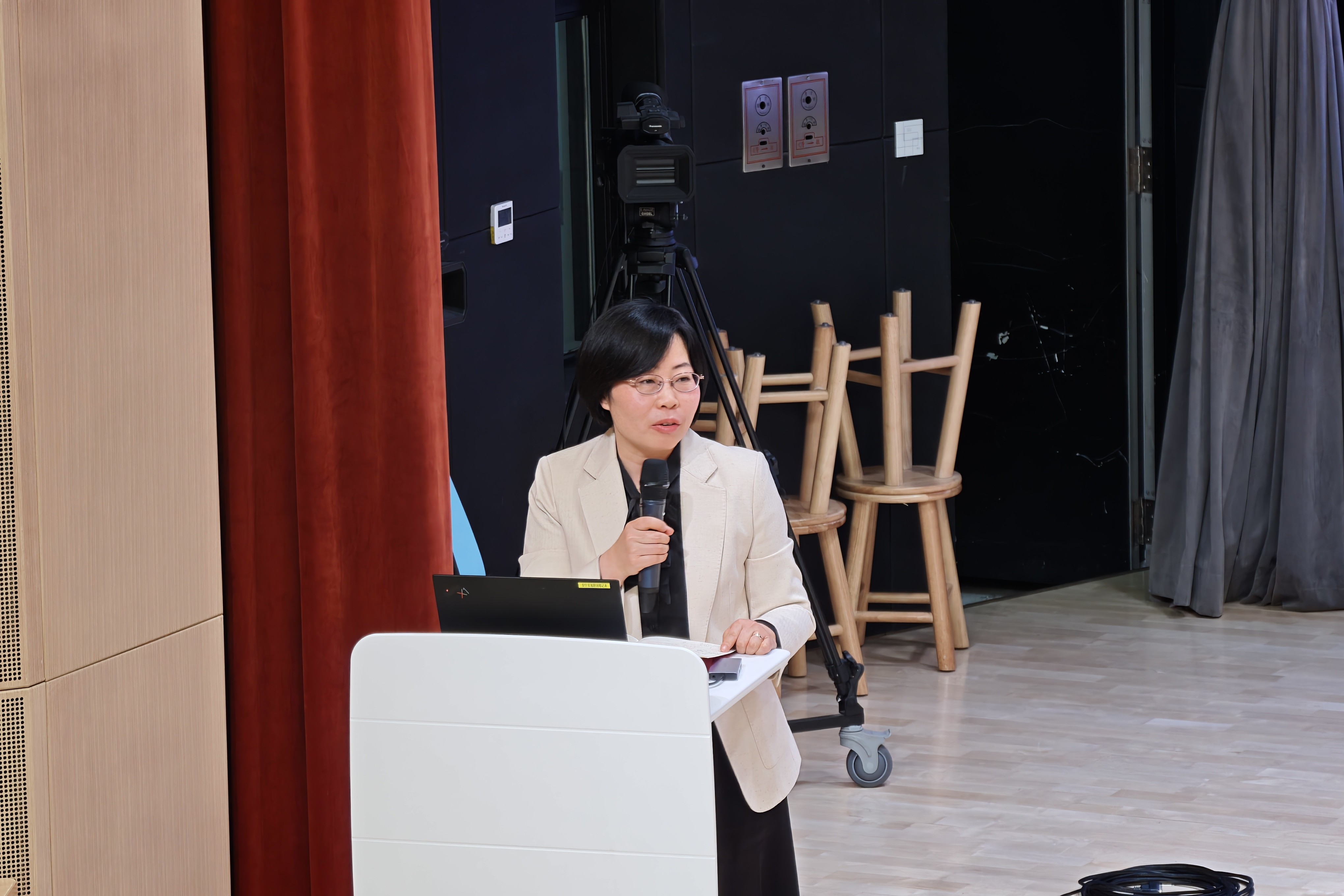 图8 倪燕点评指导.jpg
