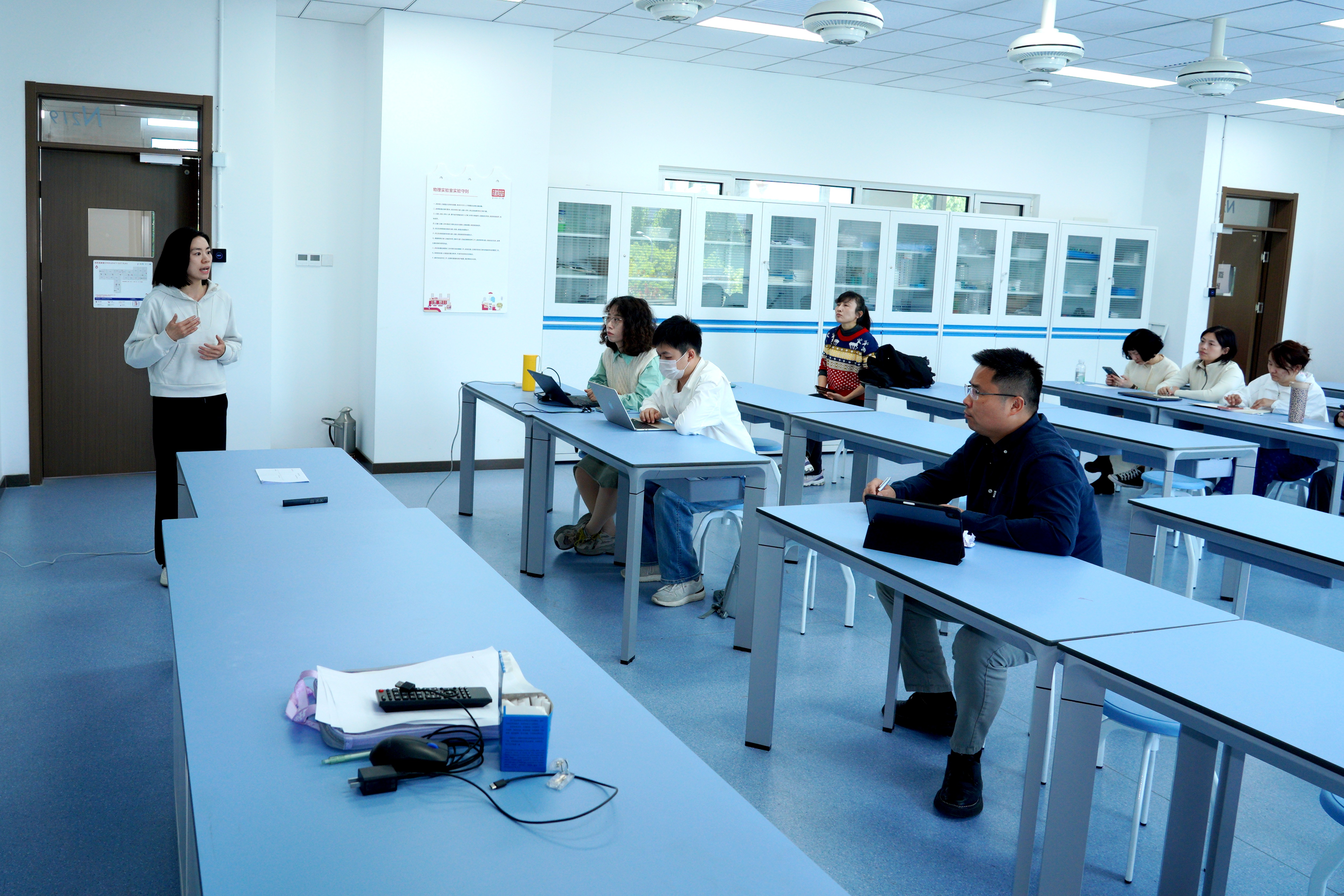 图21 张文静、崔翔鸣点评分会场三说课活动.JPG