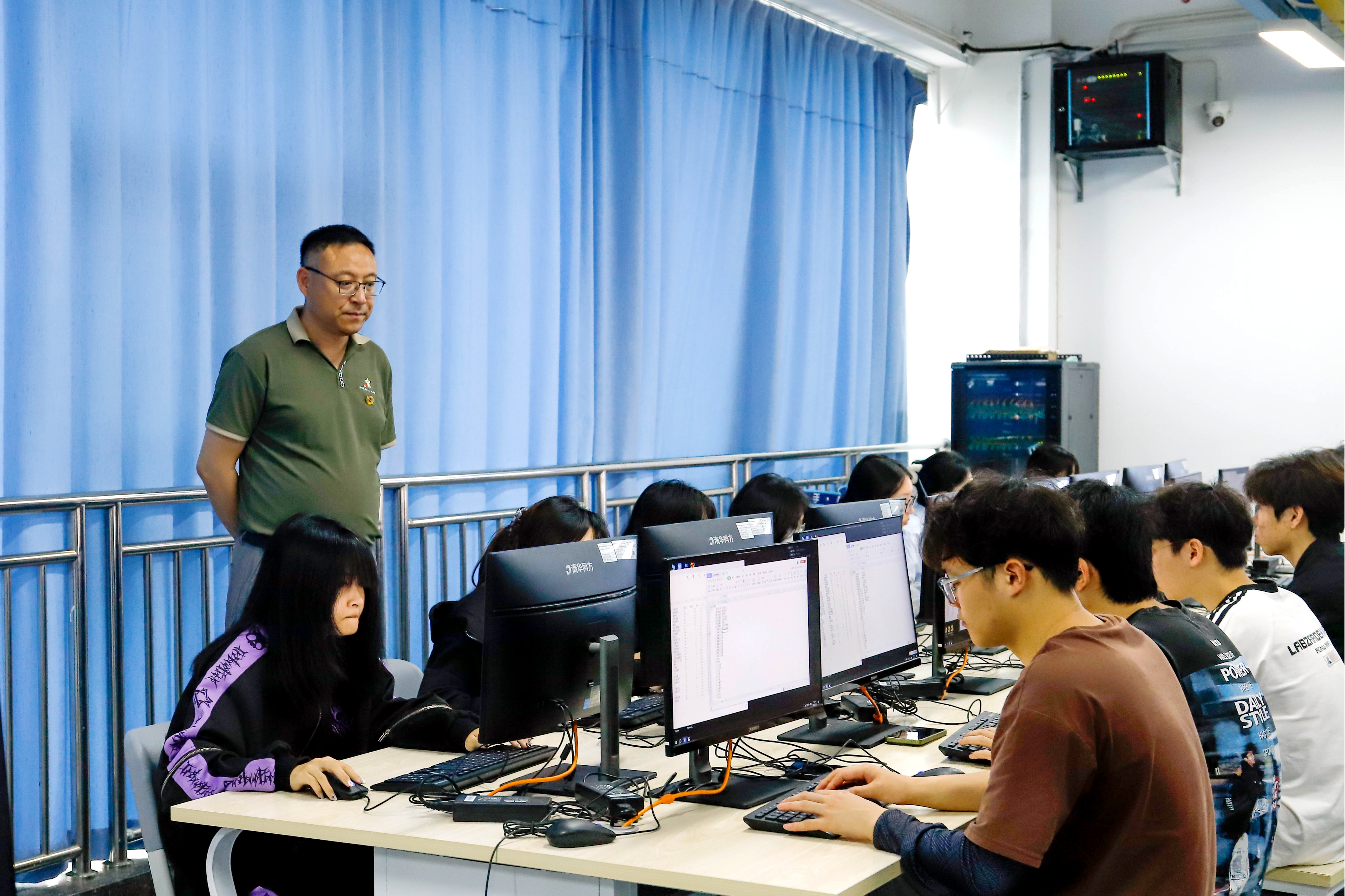 图 3 《数字应用基础》上课现场.jpg