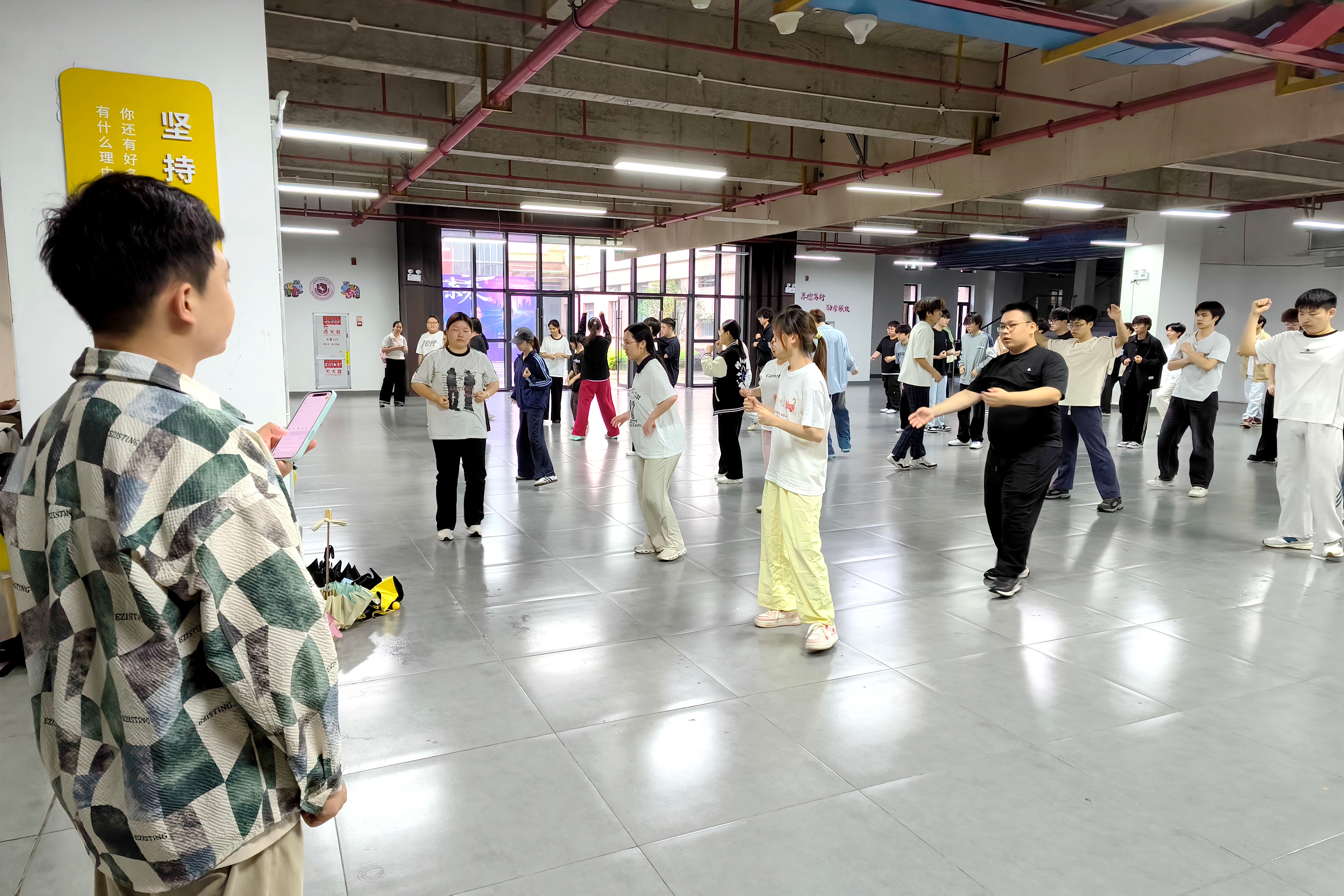 图 10 北师大团队在上课现场测试量表记录效果.jpg