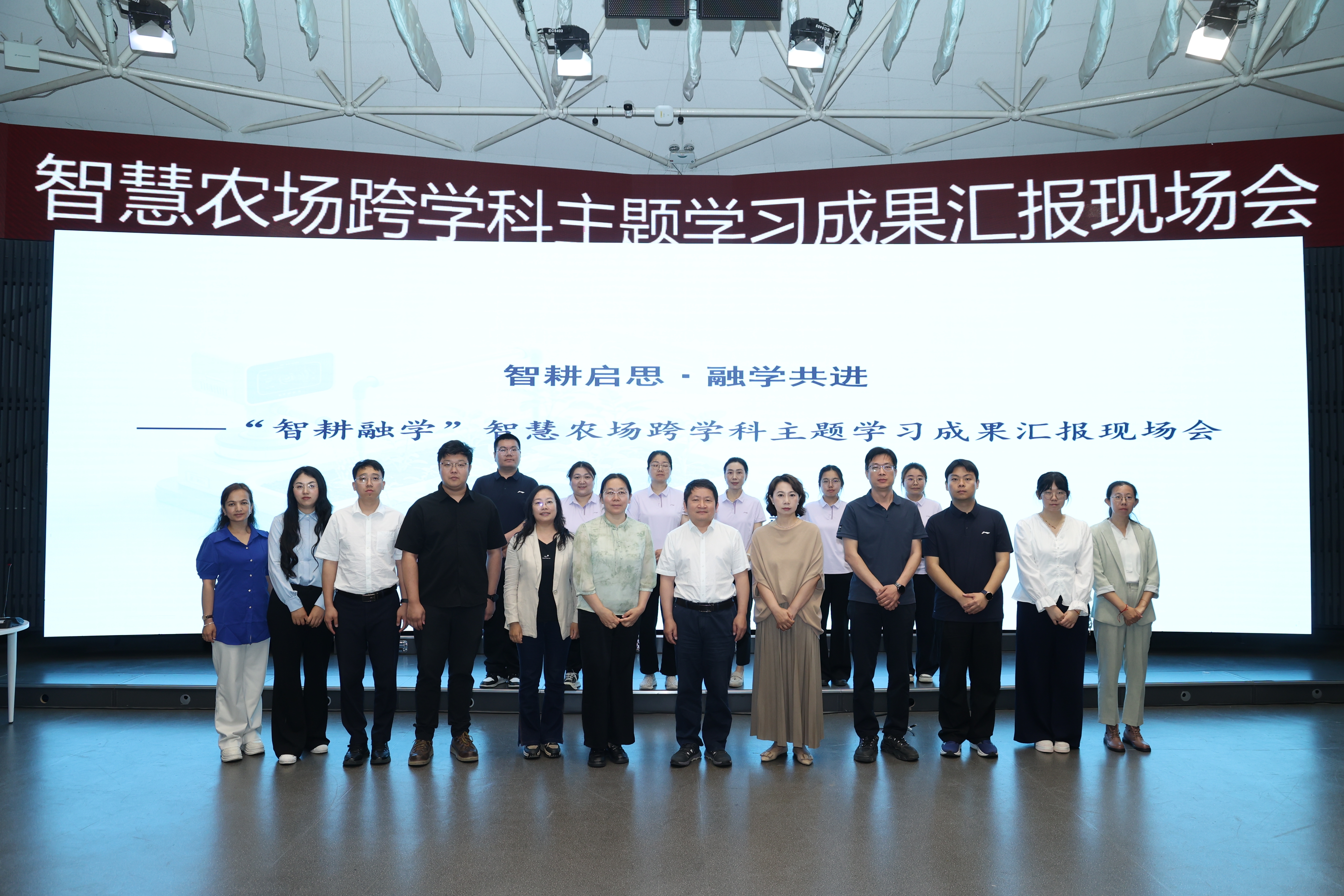图9 参会专家与教师合影.jpg