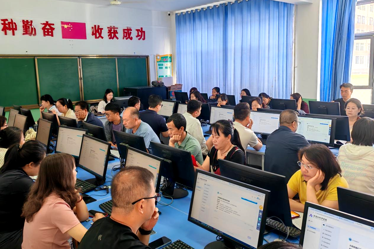 图6 杨笑博士做机上实操 .png