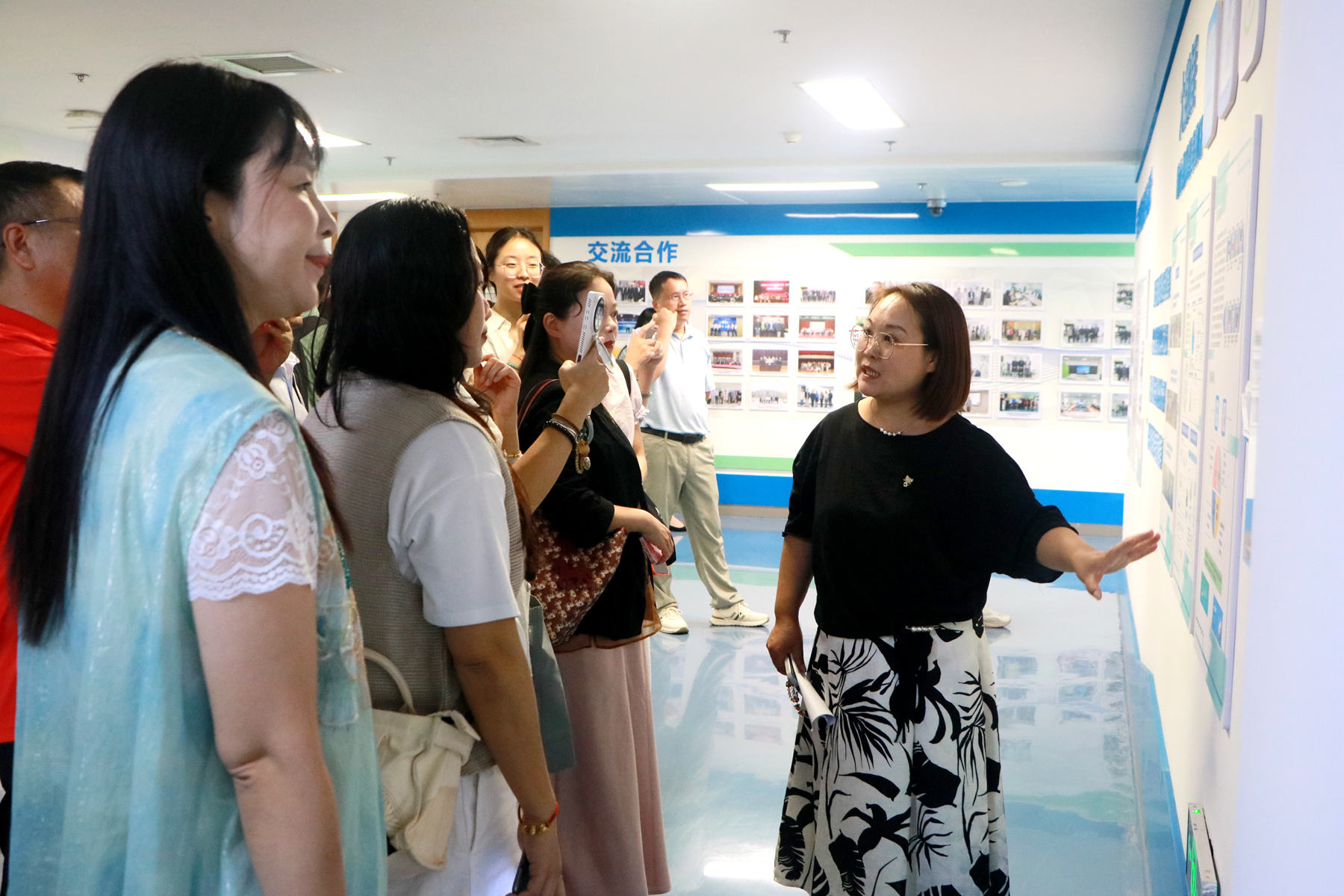 图1 学员参观交流.JPG