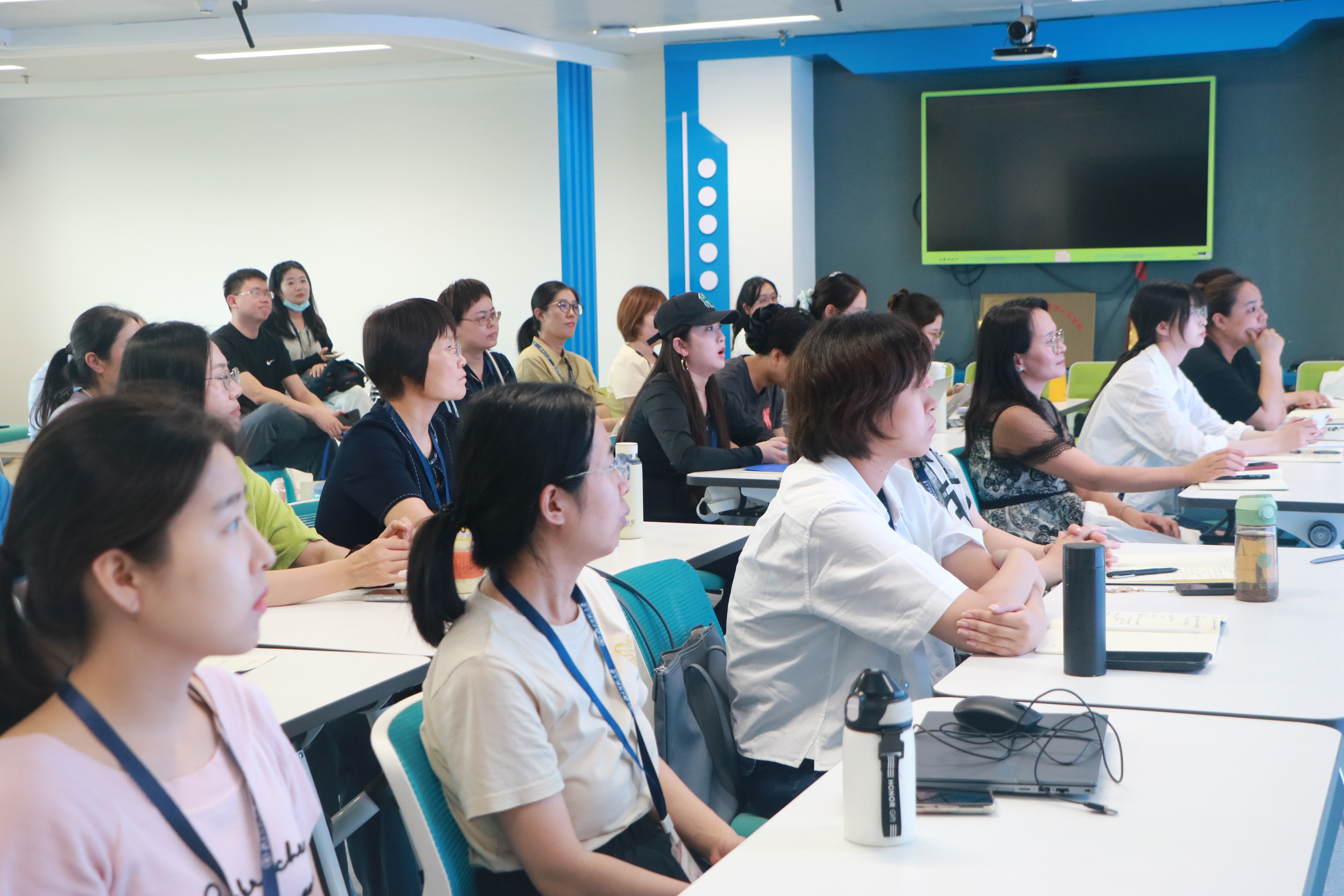图6培训教师认真学习.JPG