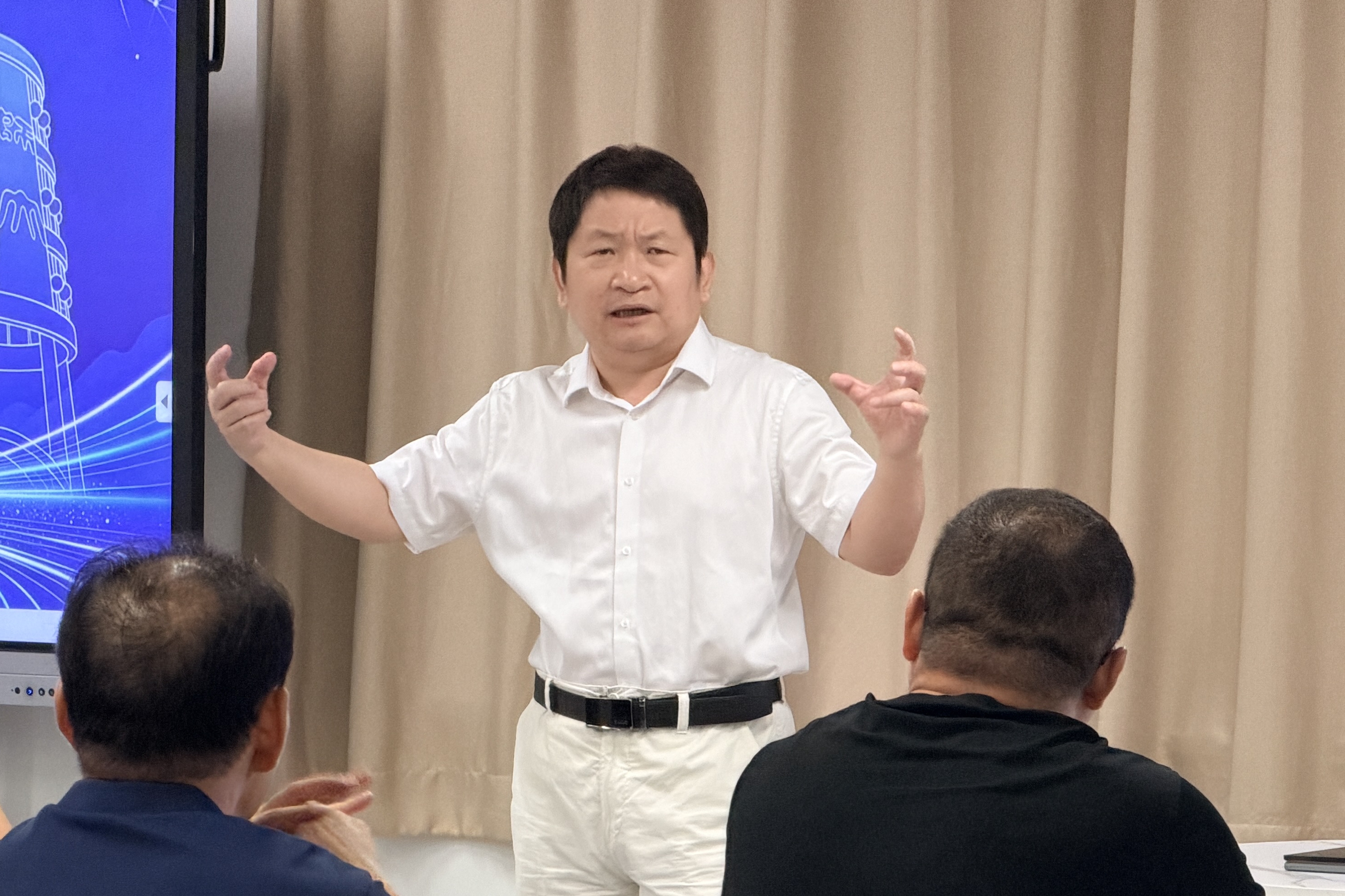 图3 余胜泉讲座现场.jpg