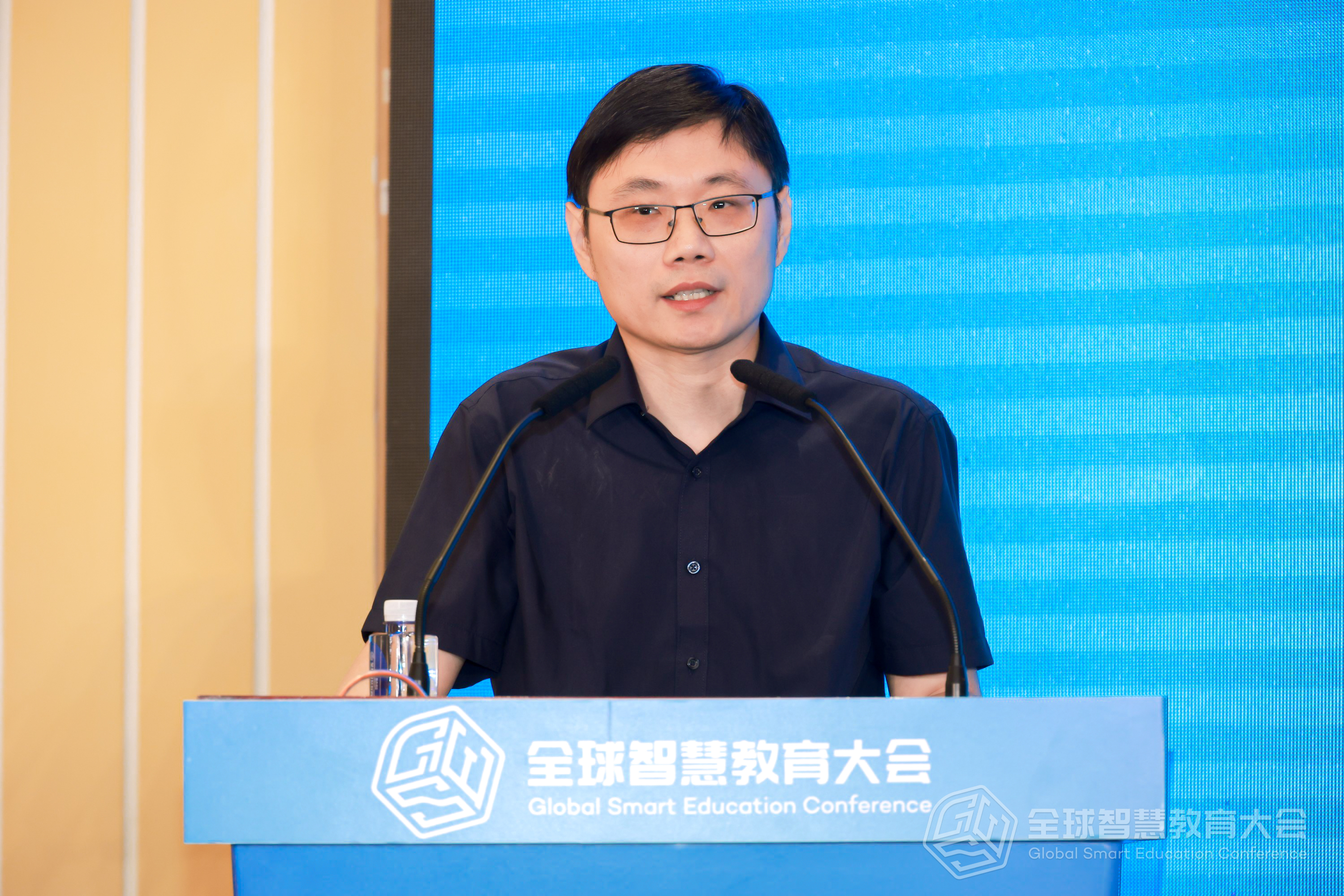 图9 北京师范大学教育技术学院副院长、教授卢宇发言.jpg