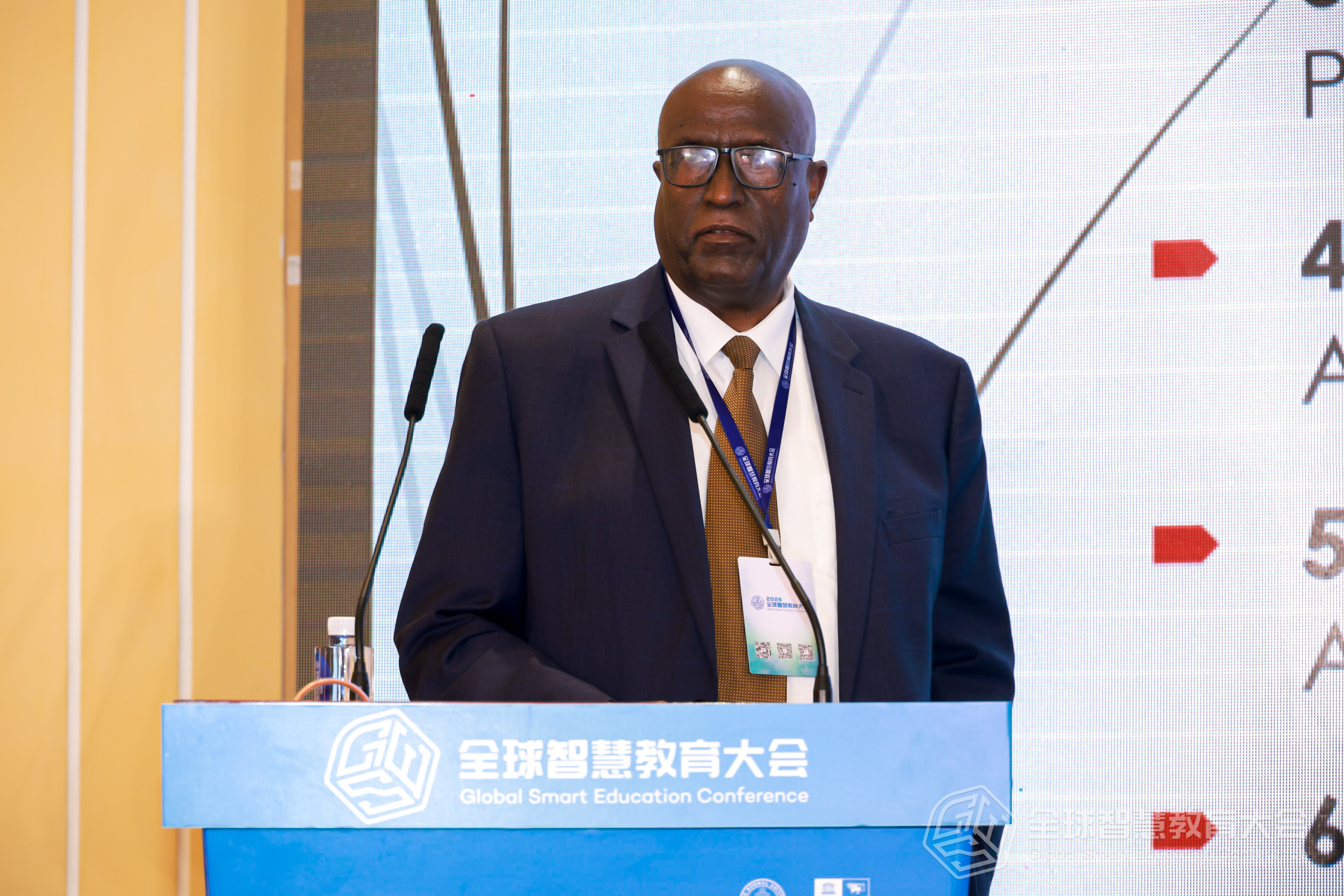 图5埃塞俄比亚亚的斯亚贝巴大学原校长阿德马苏·特塞盖（Admasu Tsegaye）作主题报告.jpg