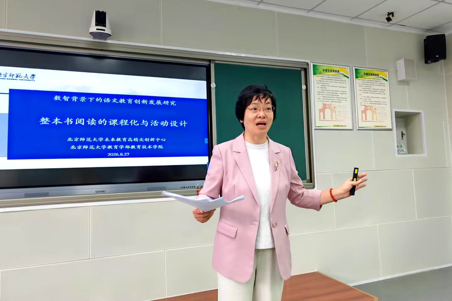 图5 吴娟副教授指导工作.jpg