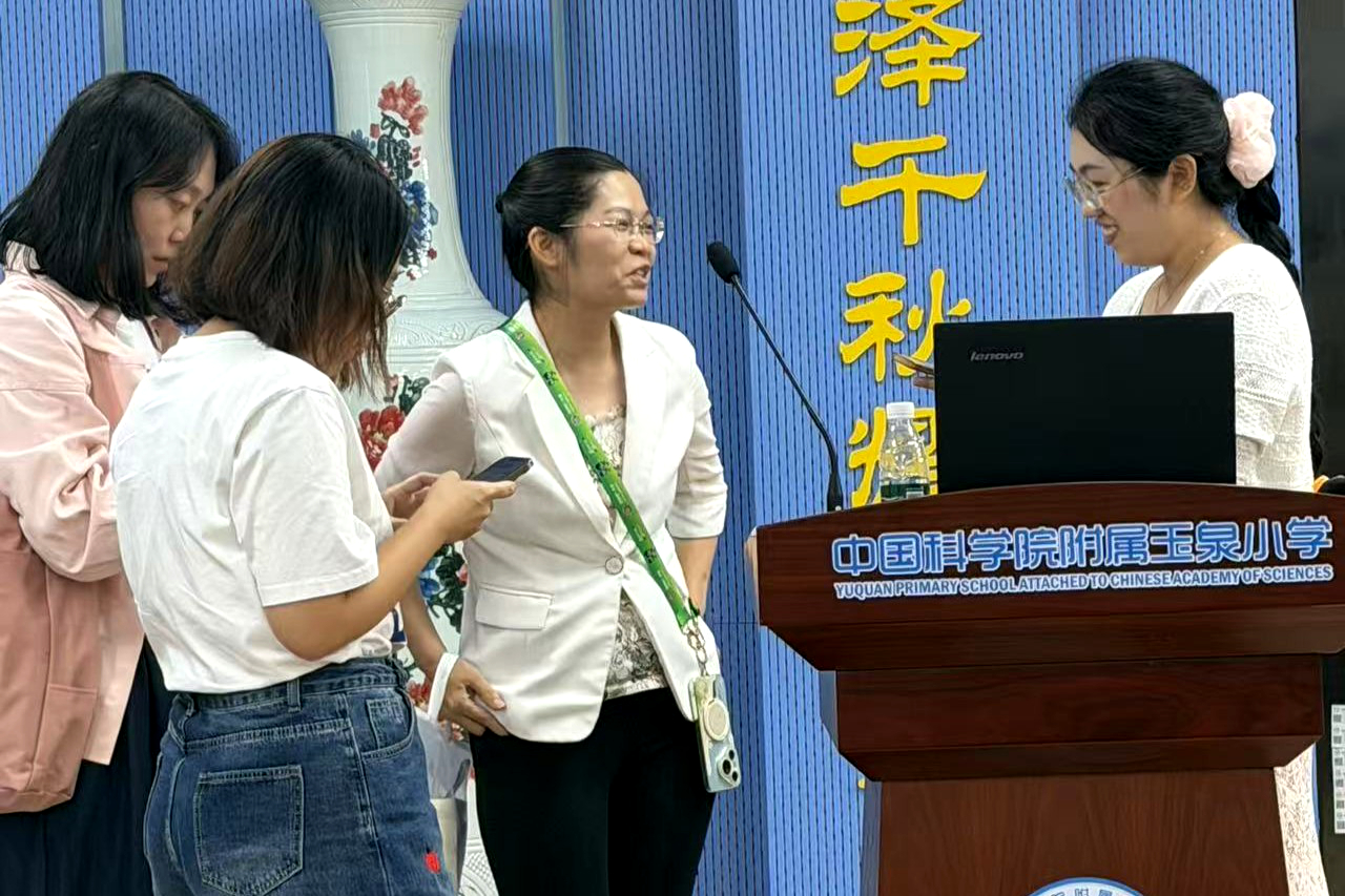 图3 刘婉丽与教师交流.jpg