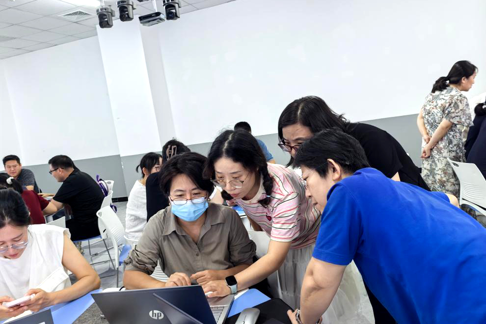 图5 张文静老师为老师答疑交流.jpg