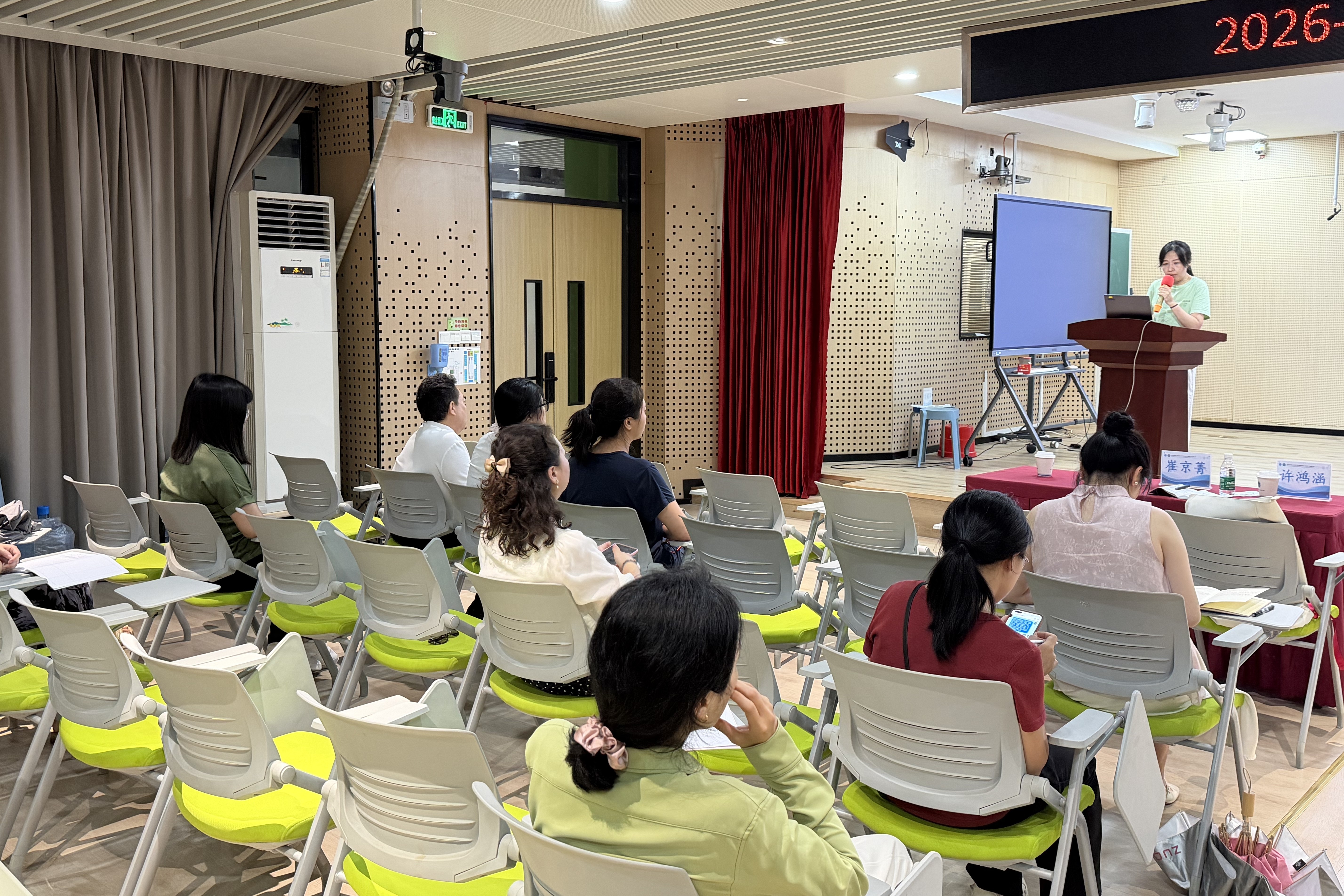 图6 崔京菁主任作“跨学科主题学习”专题培训.jpg