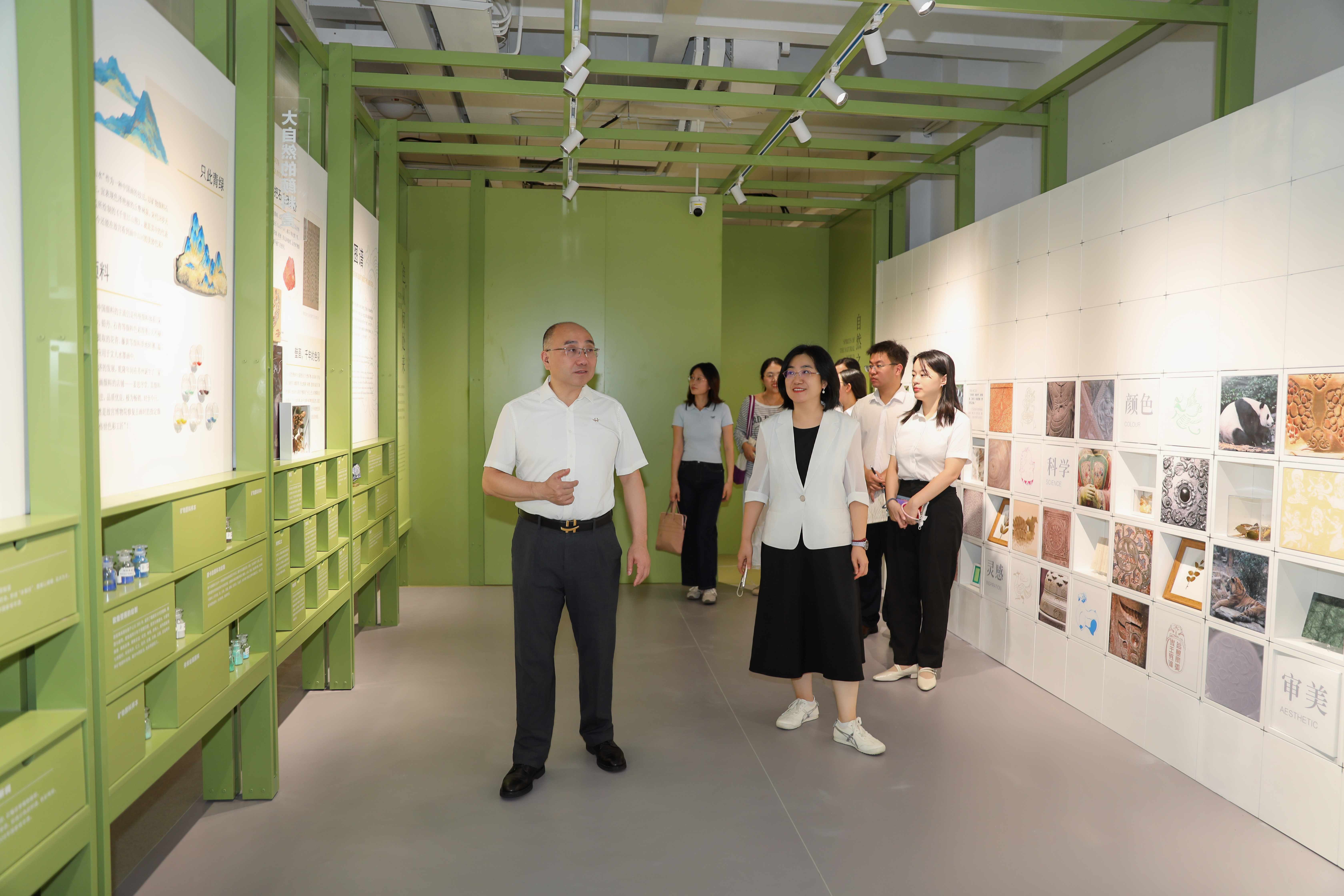 图4 中心项目组参观前海港湾学校场馆.JPG