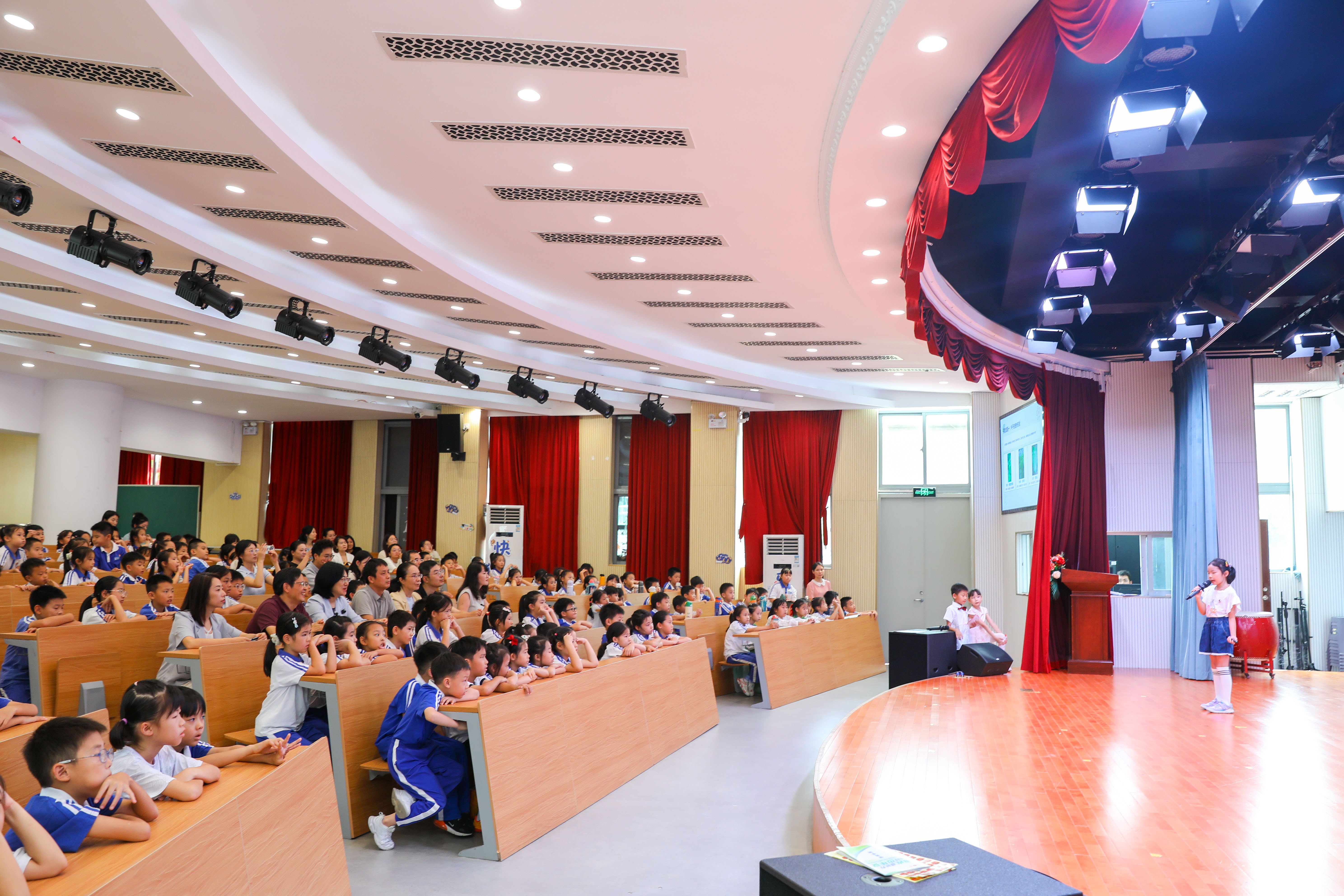 图1 卓雅小学学生代表进行项目式学习展演汇报.jpeg